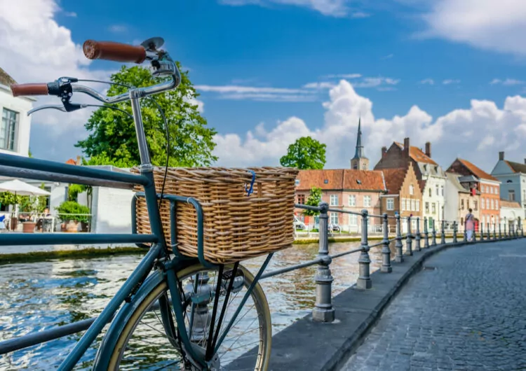 Vélo en bord de fleuve à Bruges